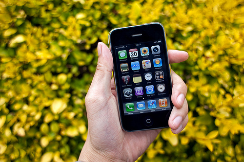 iPhone 3GS в руках
